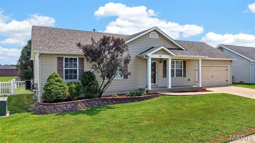 225 Brookstone Creek DR, Wentzville, MO 63385