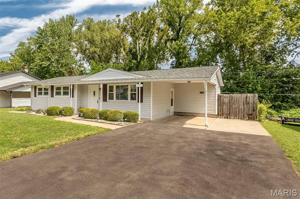 2022 Dawson DR, St Charles, MO 63301