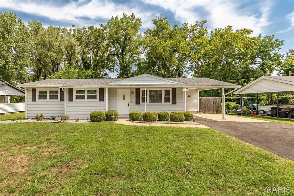 2022 Dawson DR, St Charles, MO 63301