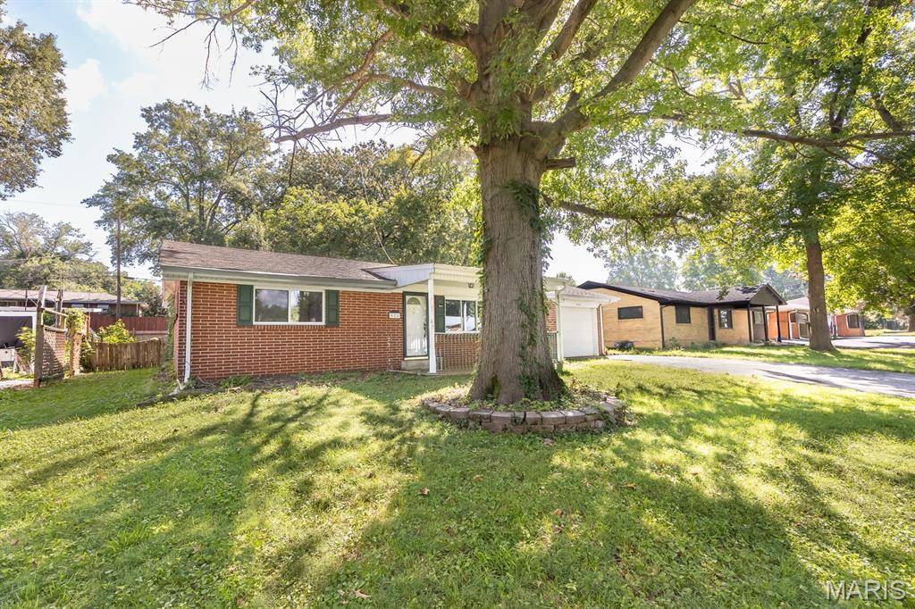 916 Peony DR, Belleville, IL 62220