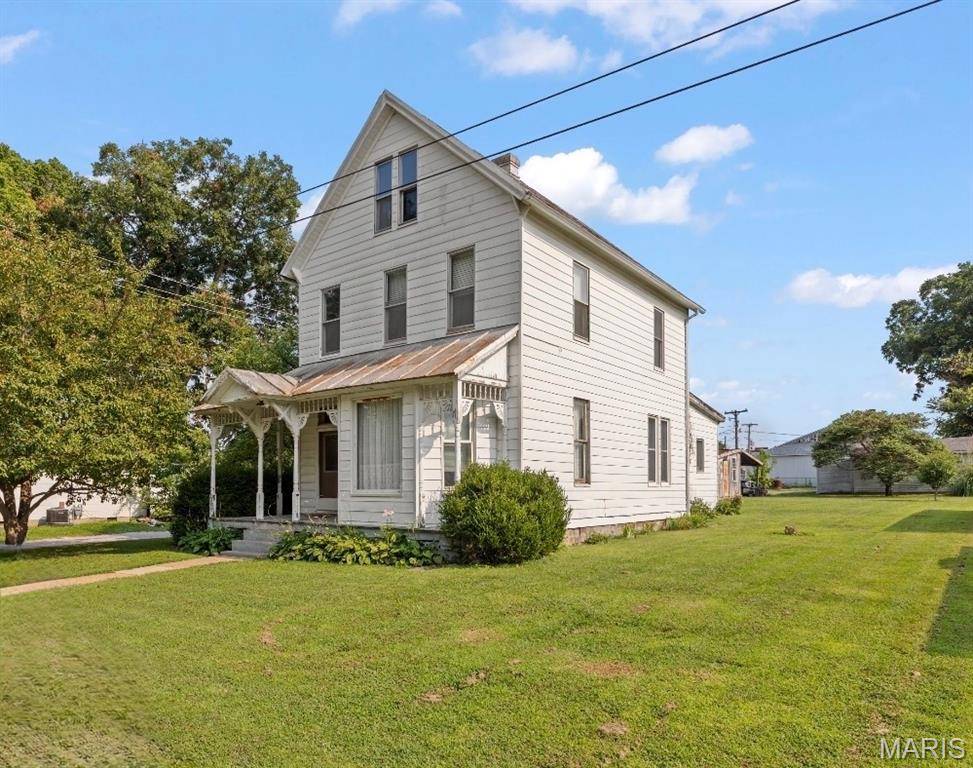 114 W Pine ST, Red Bud, IL 62278