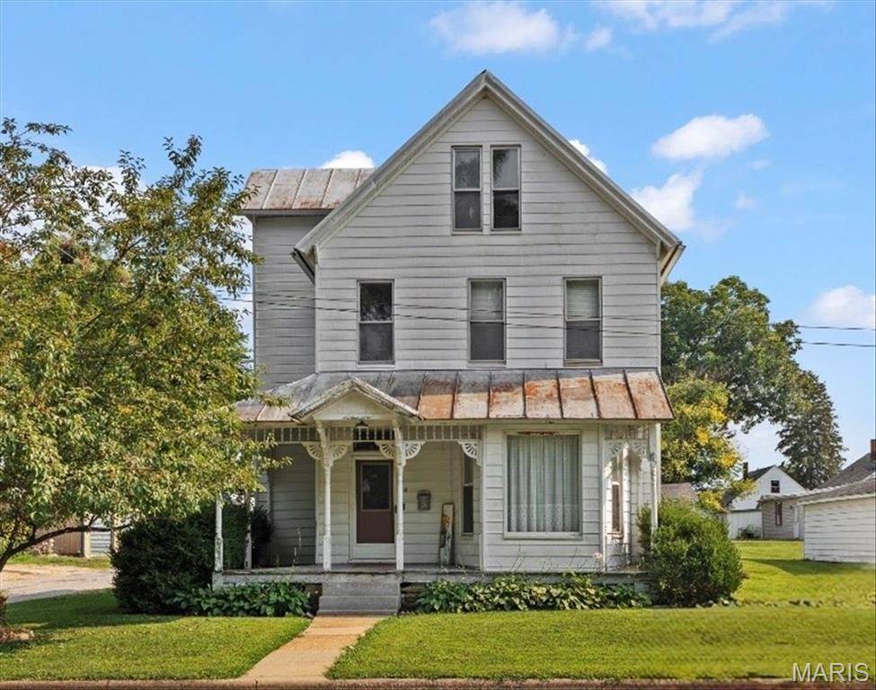 114 W Pine ST, Red Bud, IL 62278