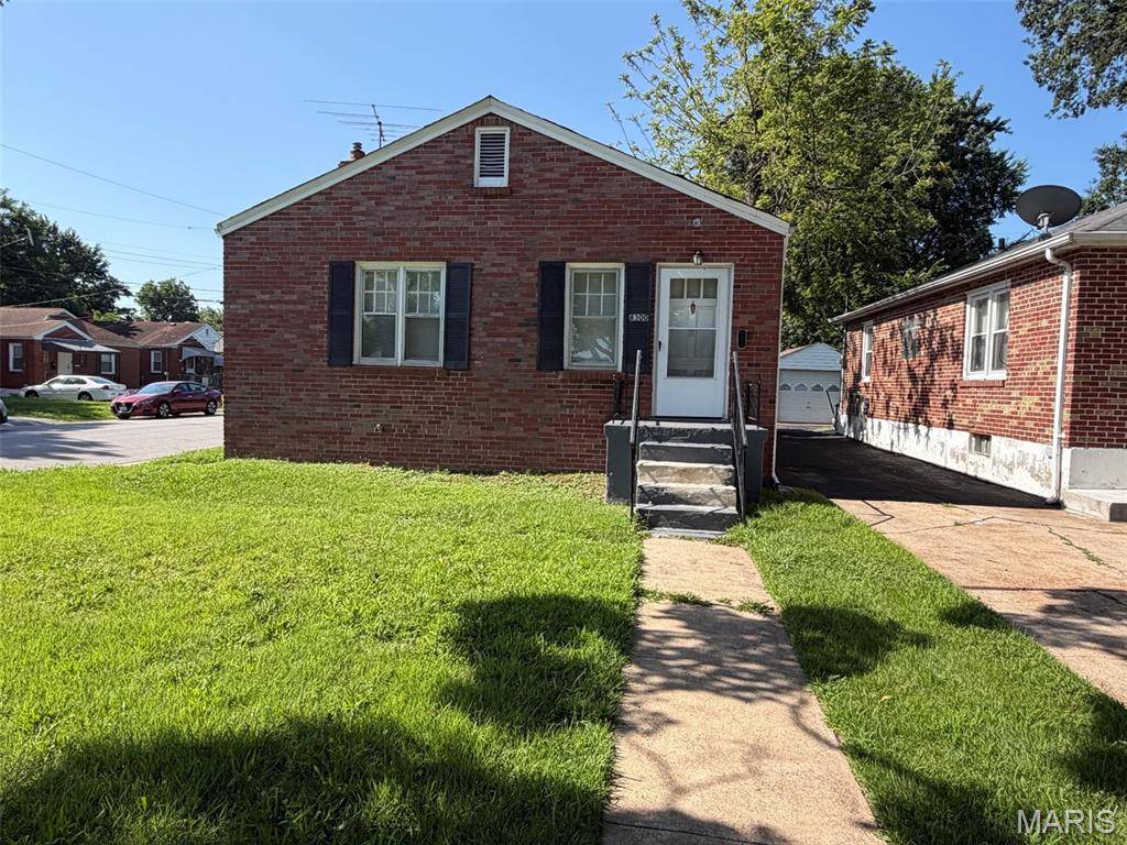 8300 Orchard AVE, St Louis, MO 63132