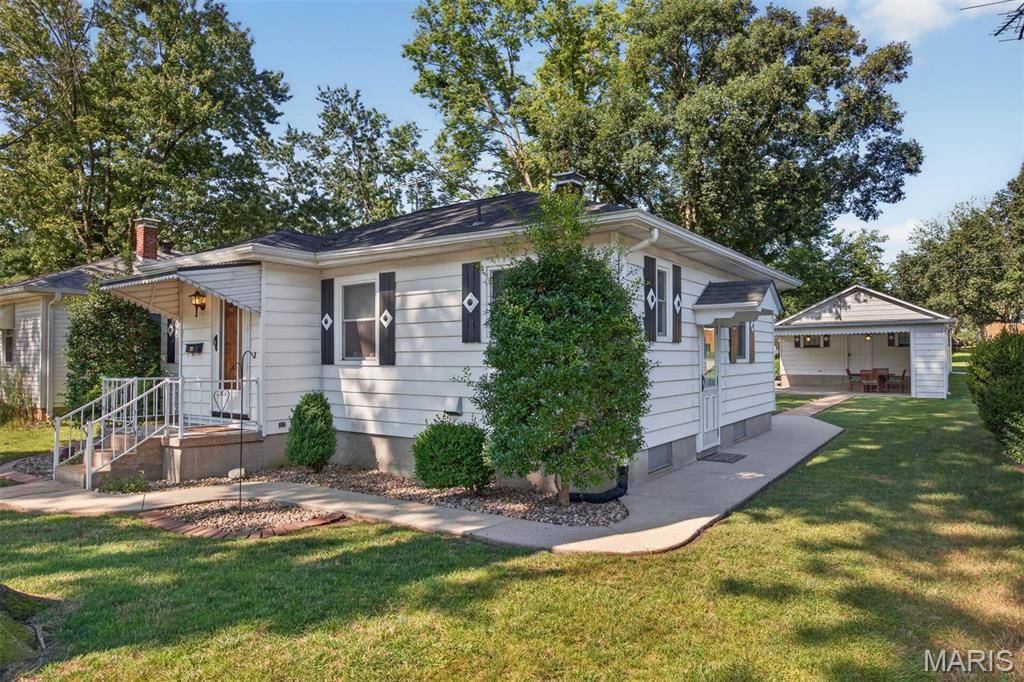 1916 Lemon Street DR, Highland, IL 62249