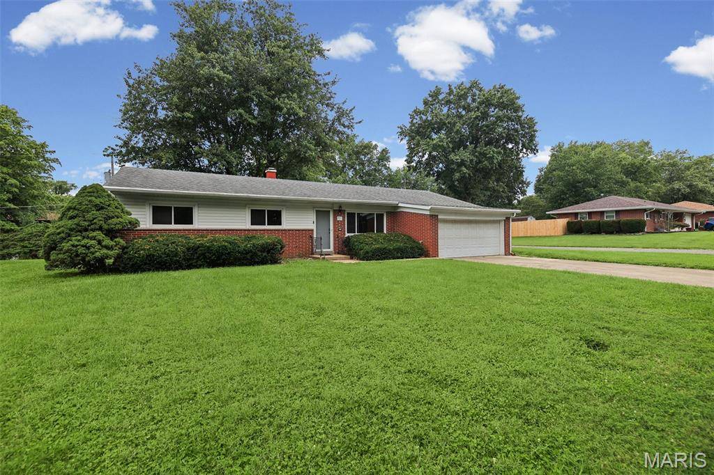 125 Chevy Chase DR, Belleville, IL 62223