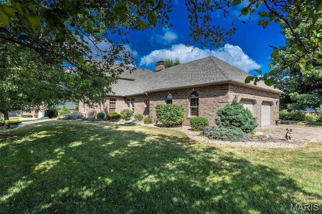 1300 White Oak TRL, Godfrey, IL 62035