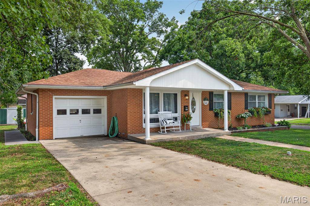 1627 Luzerne ST, Highland, IL 62249