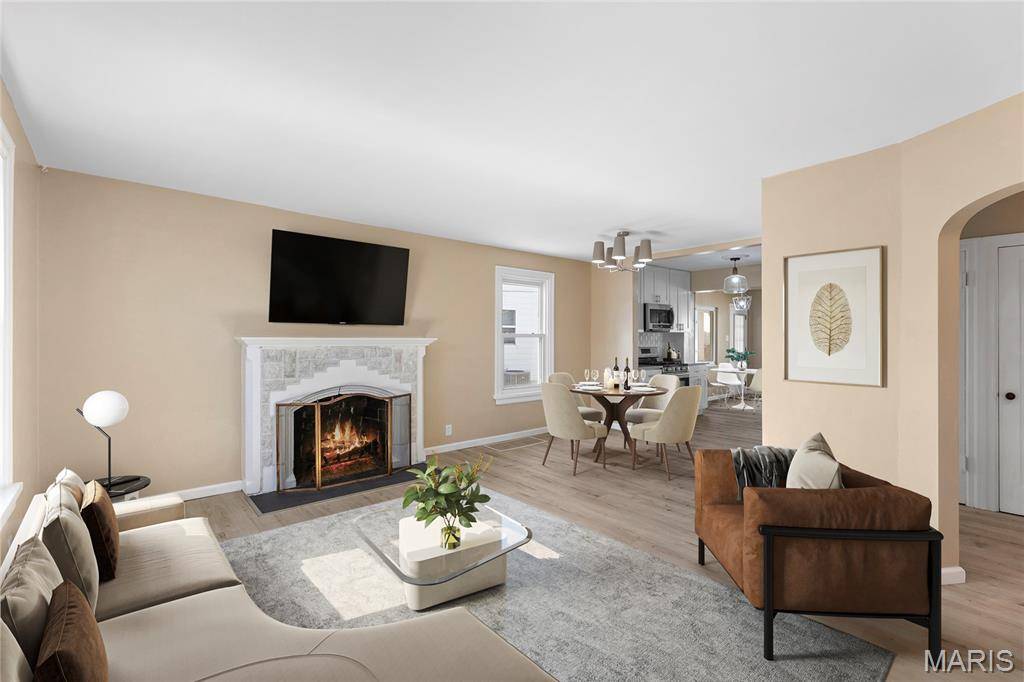 8257 Watson RD, St Louis, MO 63119