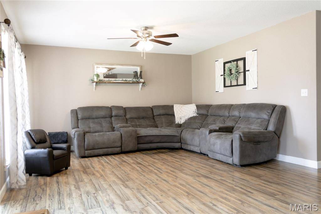 305 W Hillside DR, Farmington, MO 63640