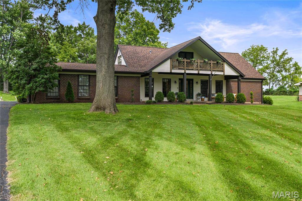 37 Beacon Hill LN, Creve Coeur, MO 63141