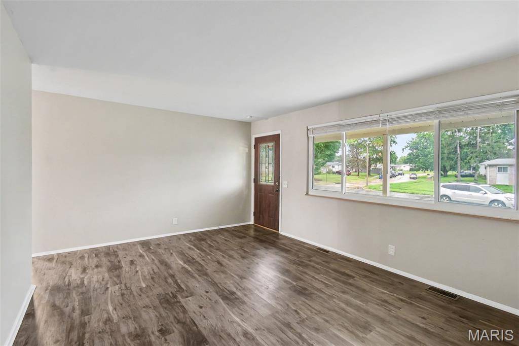 2250 Rivoli PL, Florissant, MO 63031