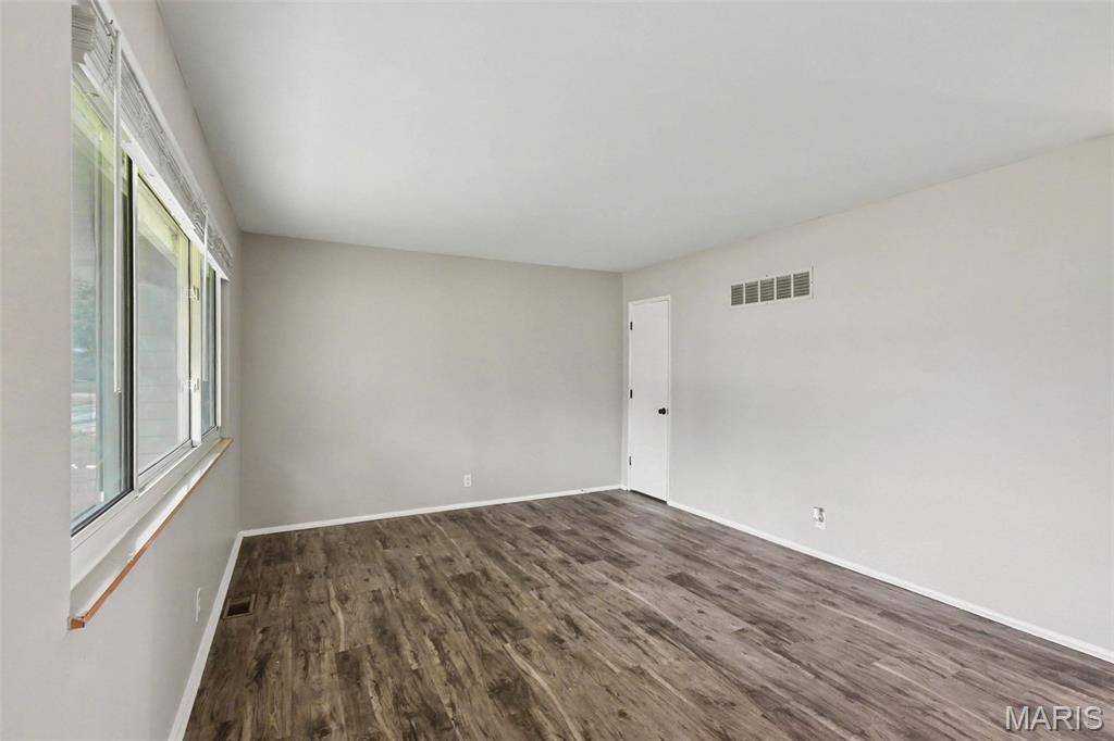 2250 Rivoli PL, Florissant, MO 63031