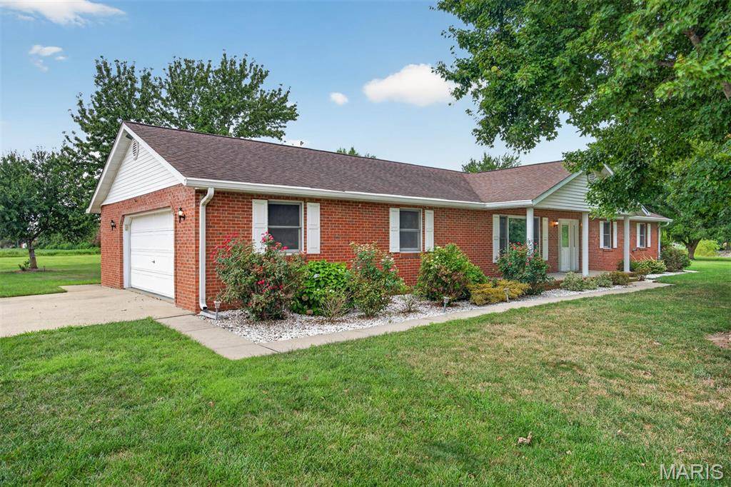 1412 Pinewood LN, Breese, IL 62230