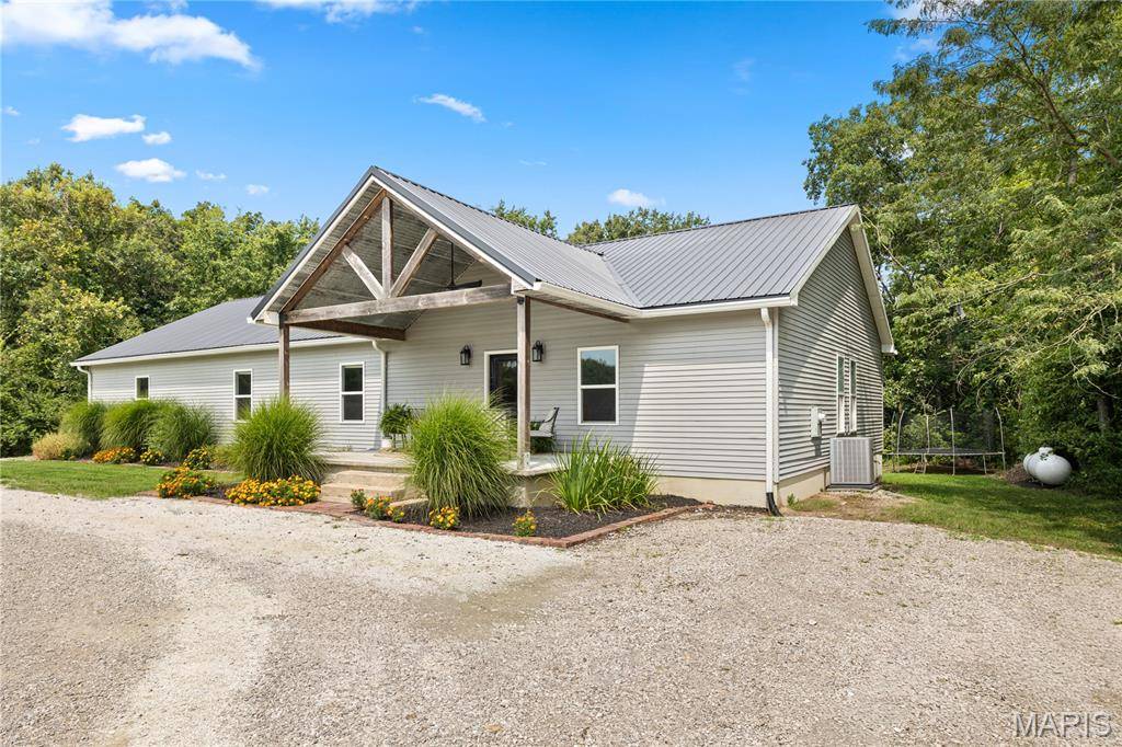 8485 Flat Bottom TRL, Hillsboro, IL 62049