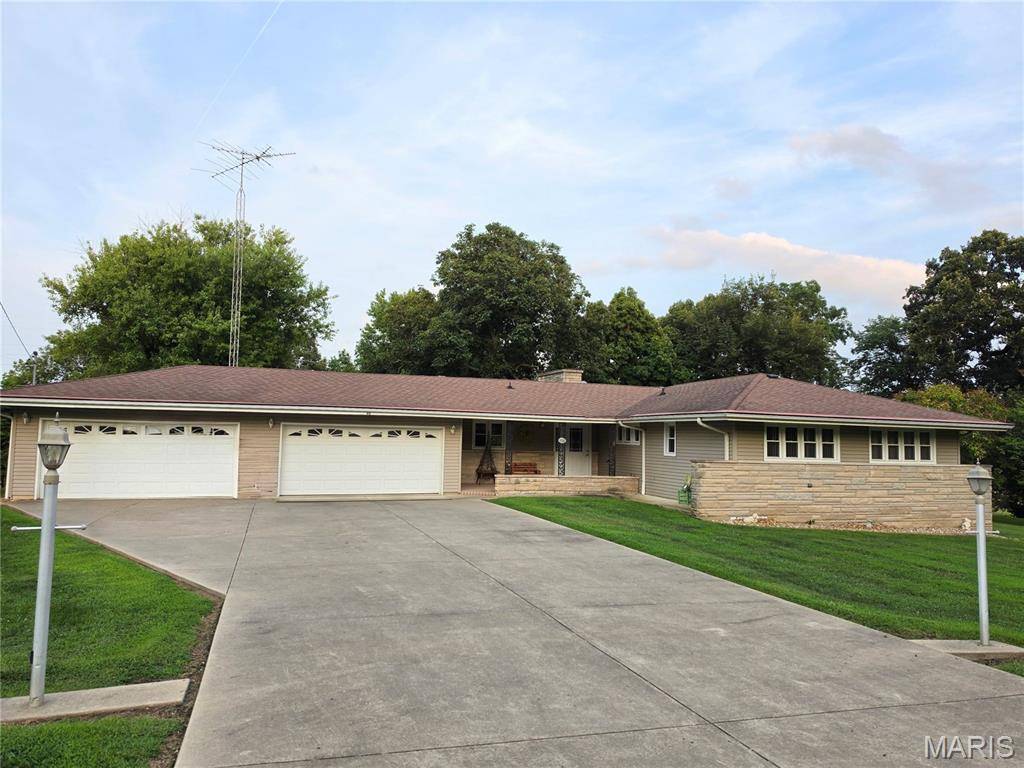 40 N Woods Circle DR, Hillsboro, IL 62049