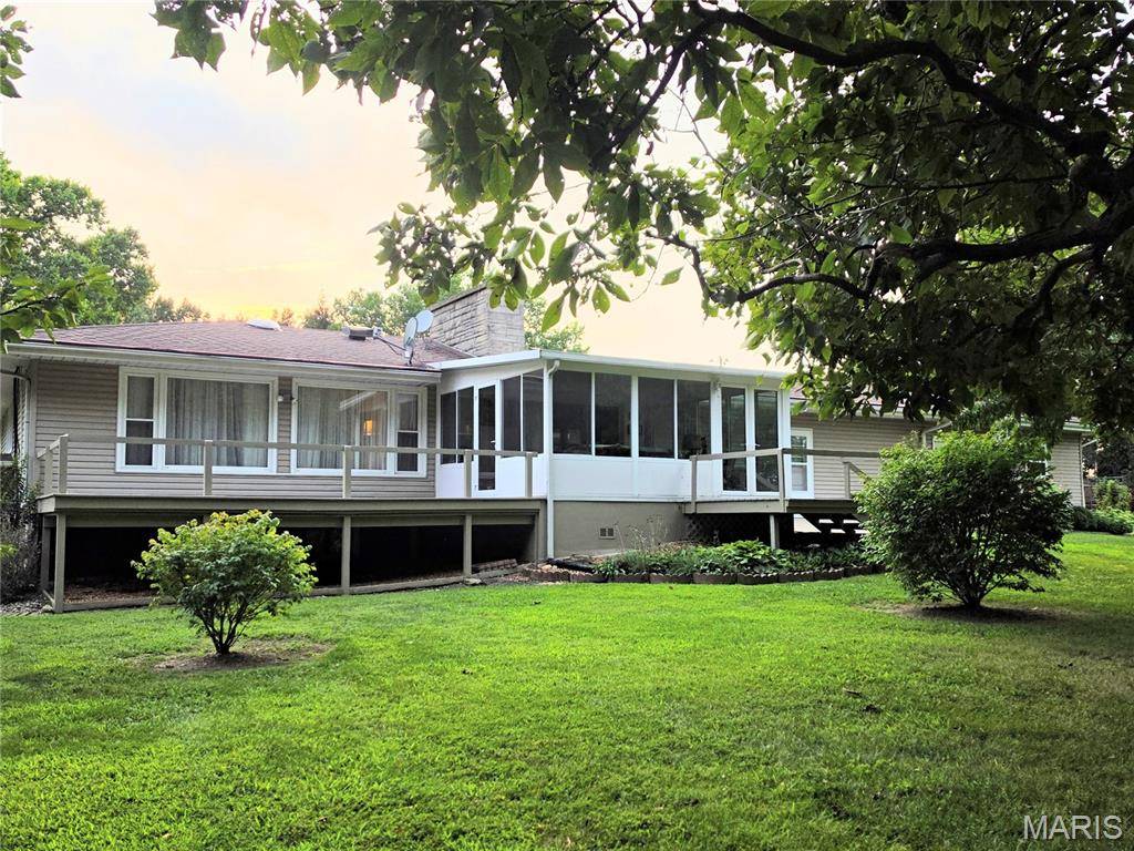 40 N Woods Circle DR, Hillsboro, IL 62049