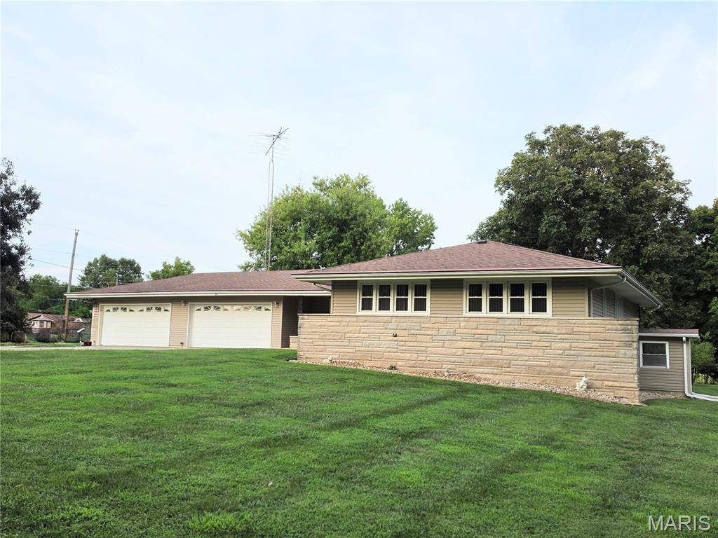 40 N Woods Circle DR, Hillsboro, IL 62049