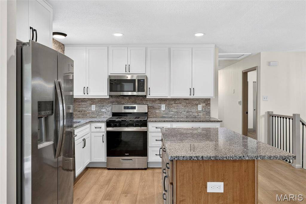 1225 Roth Hill DR, Maryland Heights, MO 63043