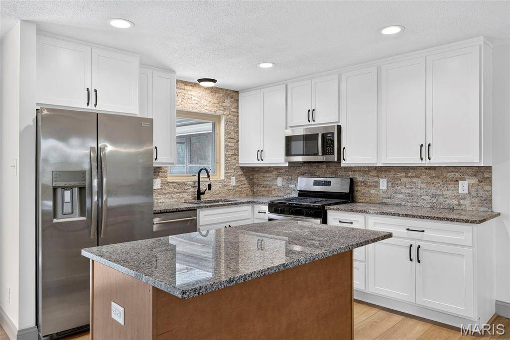 1225 Roth Hill DR, Maryland Heights, MO 63043