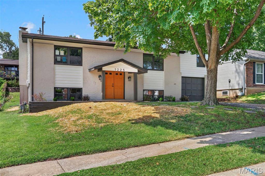 1225 Roth Hill DR, Maryland Heights, MO 63043