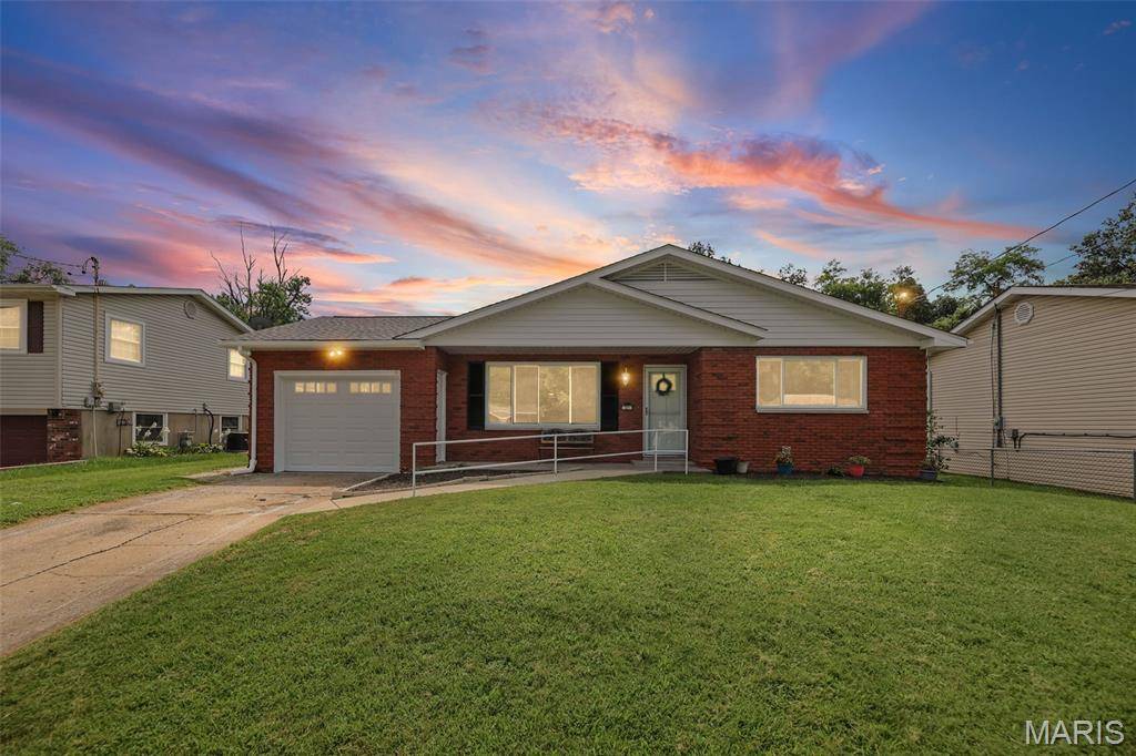 321 Hand DR, Godfrey, IL 62035