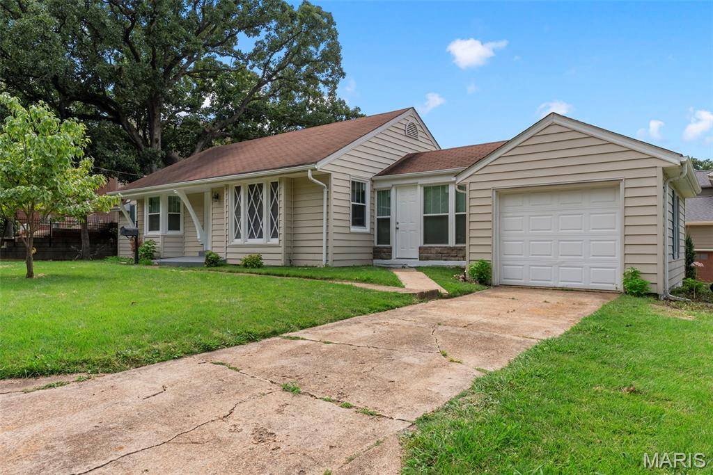 907 Edgar RD, Webster Groves, MO 63119