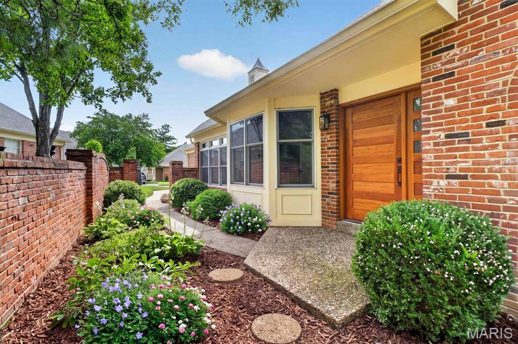 2217 Croydon WALK, Crystal Lake Park, MO 63131