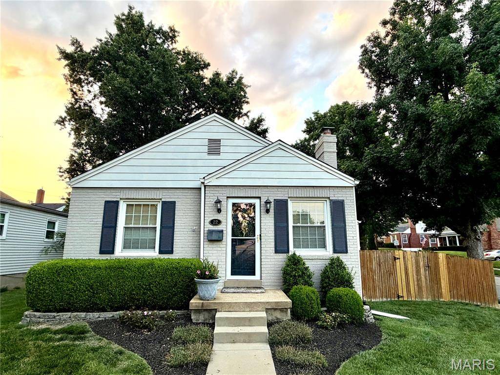 22 Stratford LN, Brentwood, MO 63144
