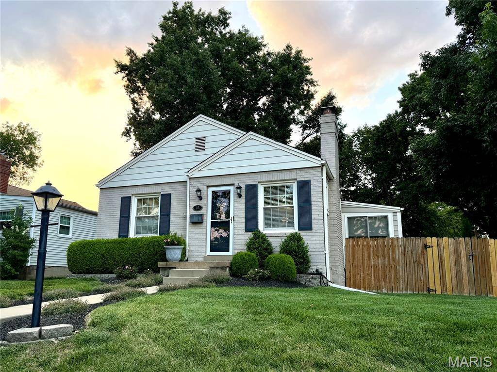 22 Stratford LN, Brentwood, MO 63144
