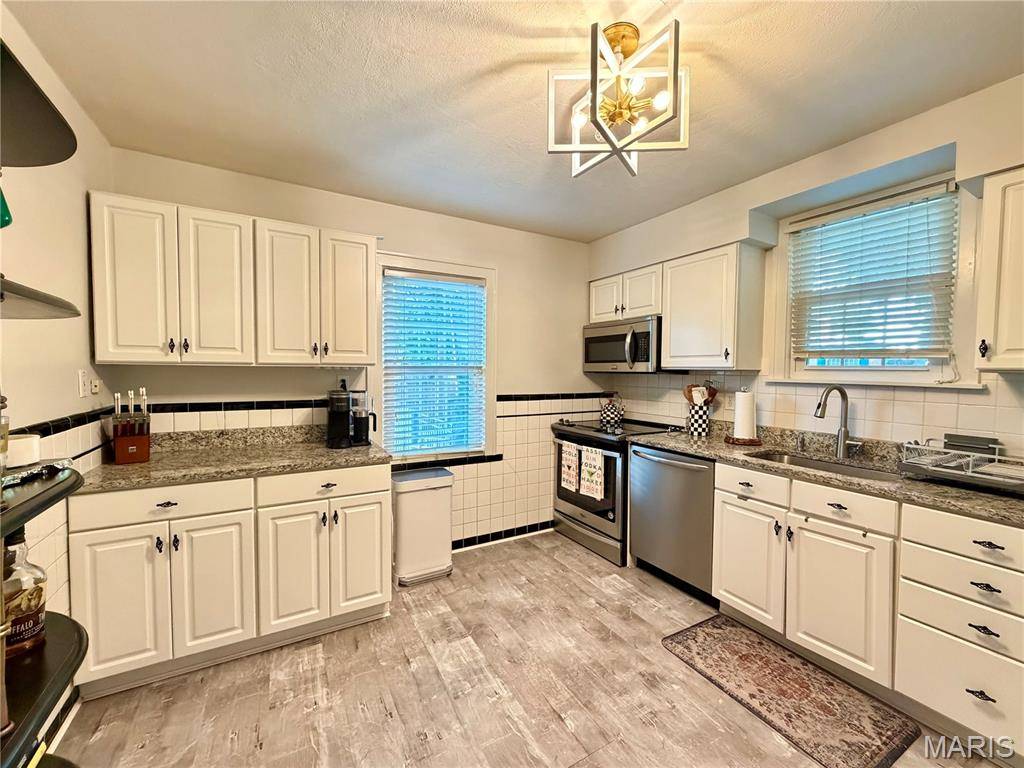 22 Stratford LN, Brentwood, MO 63144