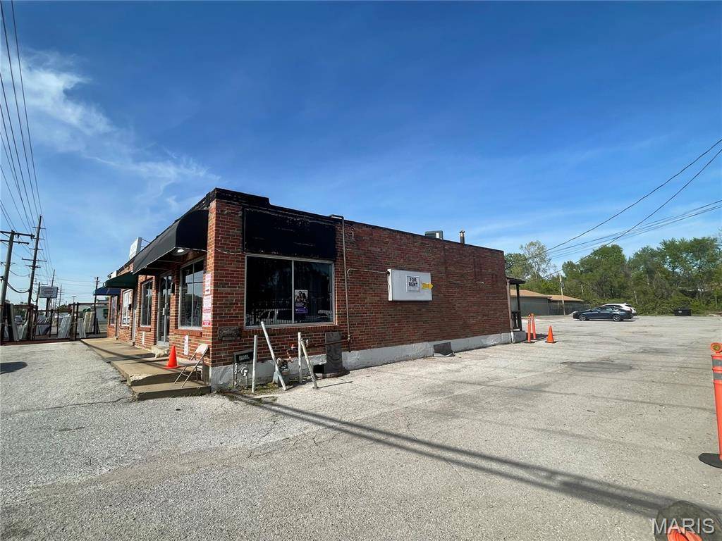 9902 New Halls Ferry RD, St Louis, MO 63136