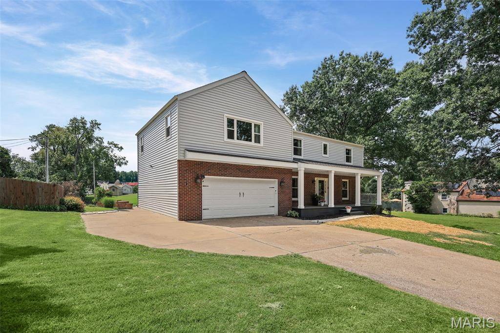 1803 Biscay DR, Godfrey, IL 62035