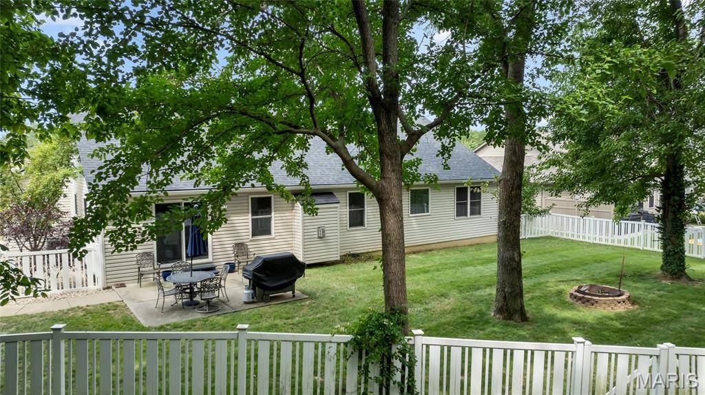 2395 Lakeshore DR, Columbia, IL 62236