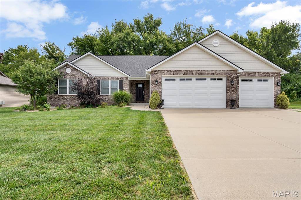 2395 Lakeshore DR, Columbia, IL 62236