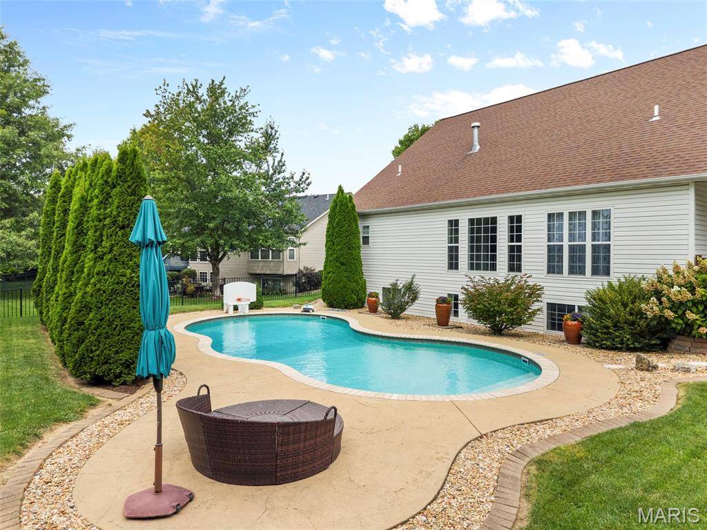 180 Somerset DR, Glen Carbon, IL 62034