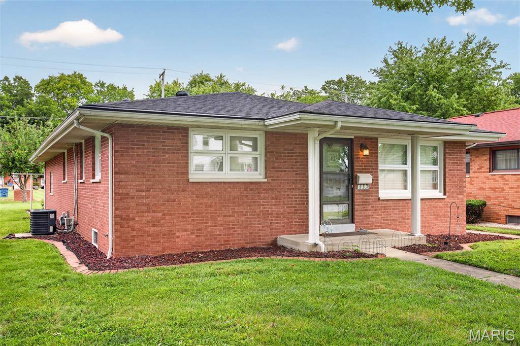 1117 9th ST, Highland, IL 62249