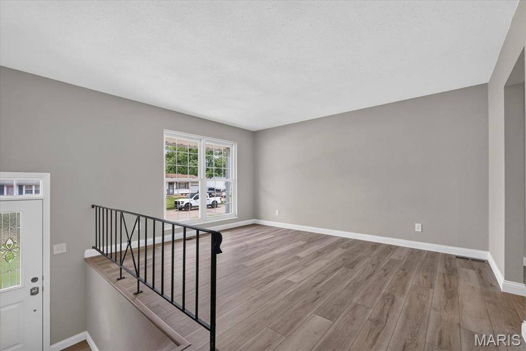 300 Chrysler DR, Fenton, MO 63026