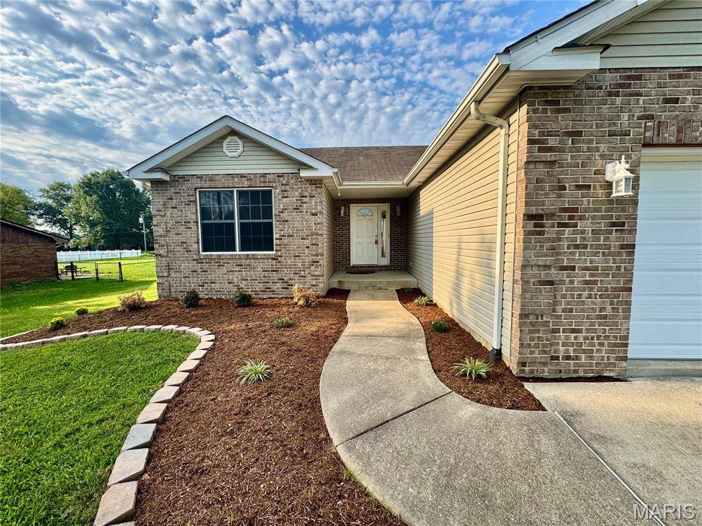 8532 Country LN, Troy, IL 62294