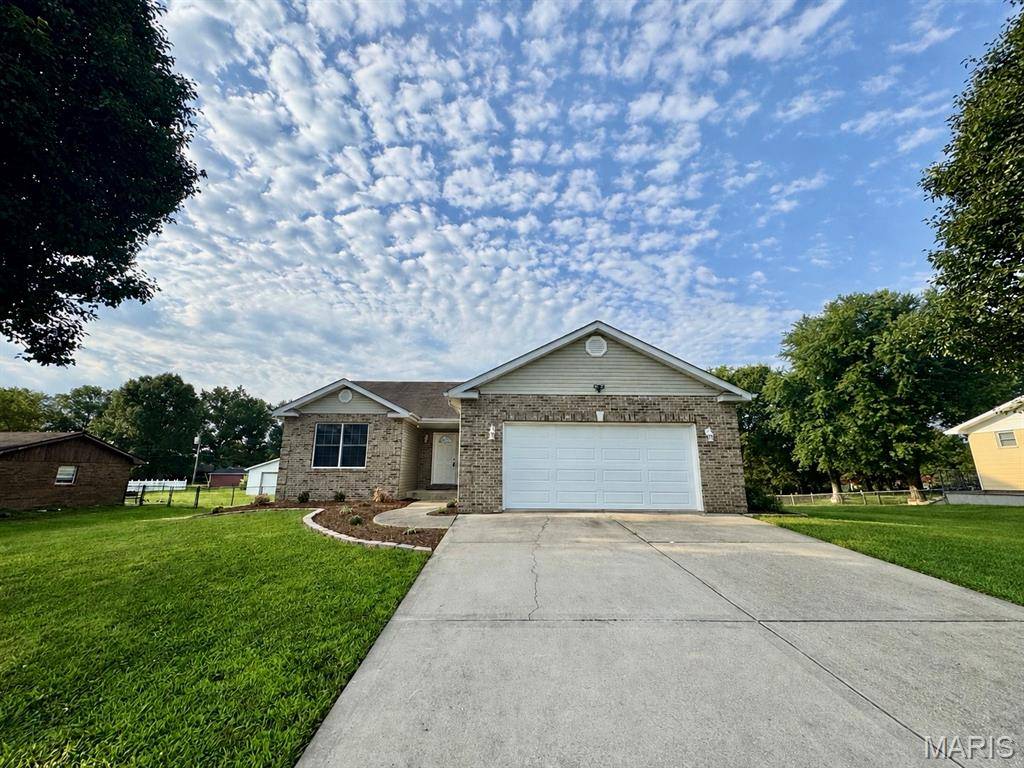 8532 Country LN, Troy, IL 62294