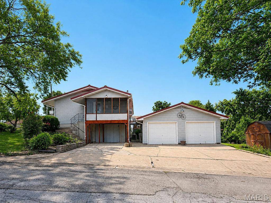320 N 11th St, De Soto, MO 63020