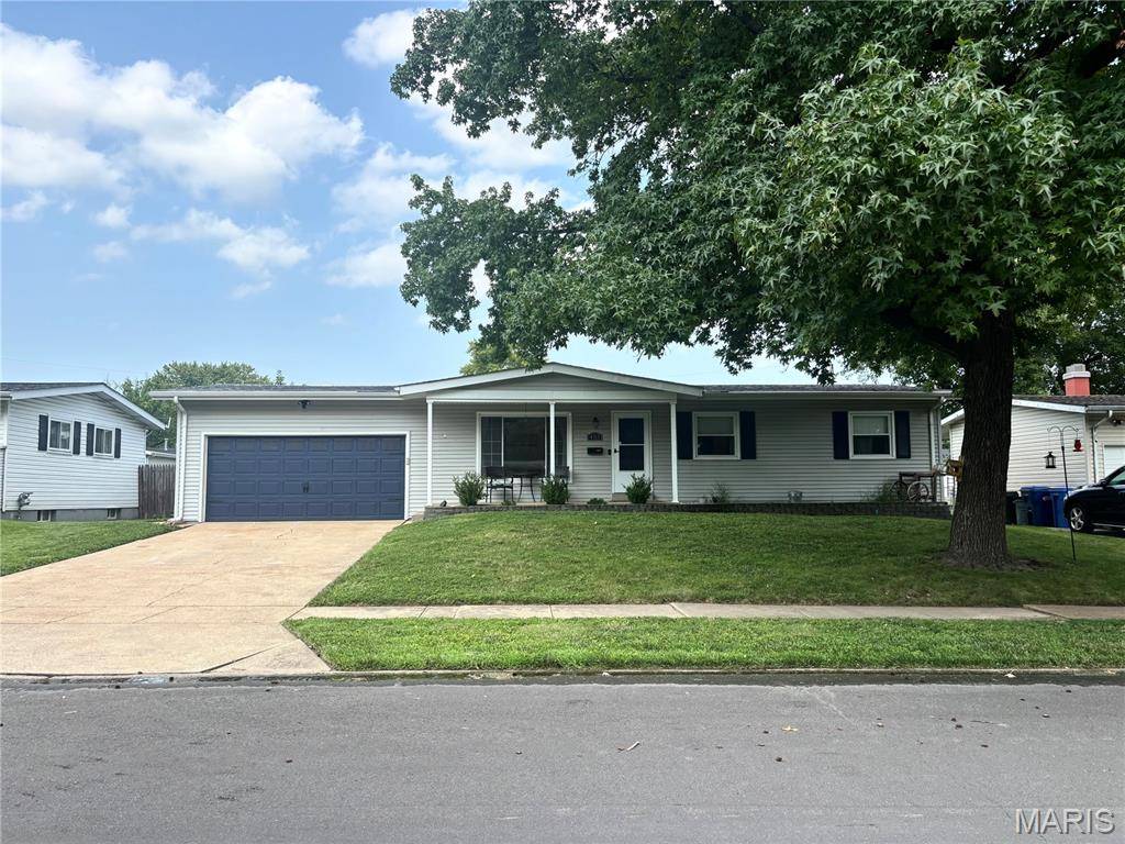 455 Humes LN, Florissant, MO 63031