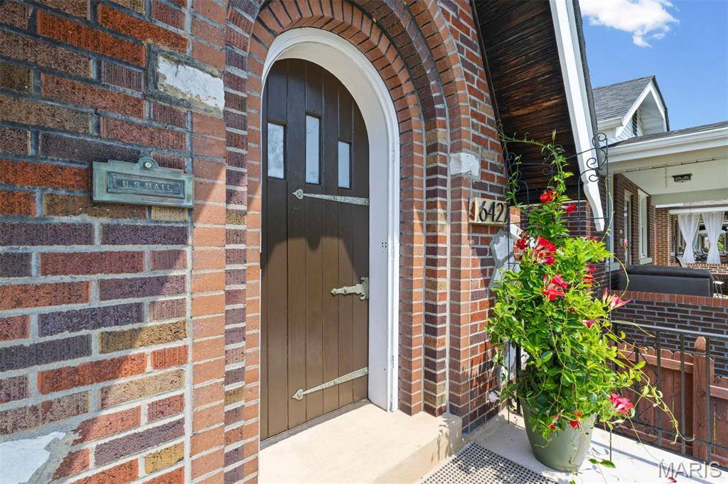 6427 Pernod AVE, St Louis, MO 63139