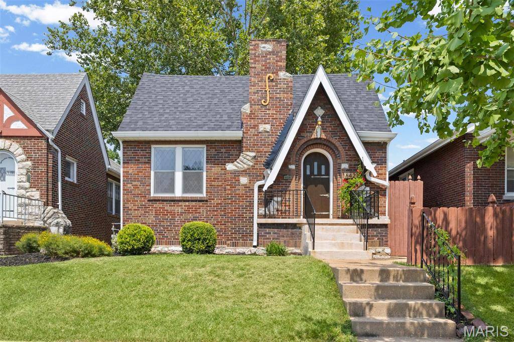 6427 Pernod AVE, St Louis, MO 63139