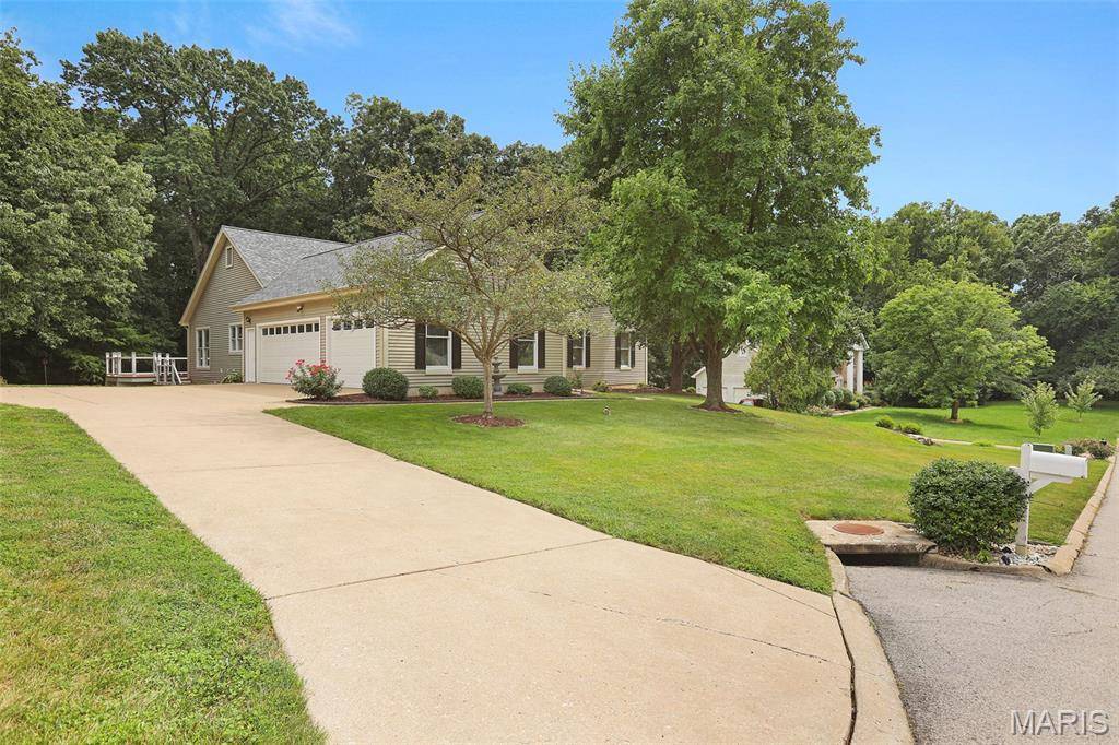 1154 S Charlemagne DR, Lake St Louis, MO 63367