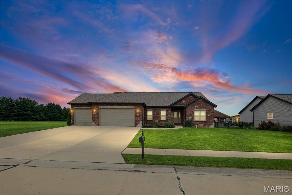 373 Canadian DR, Staunton, IL 62088