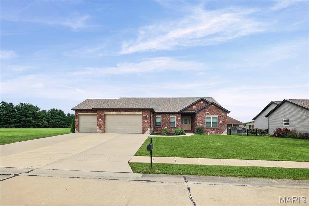 373 Canadian DR, Staunton, IL 62088