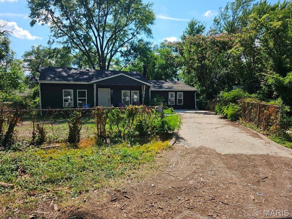 33 Helen CT, Cahokia, IL 62206
