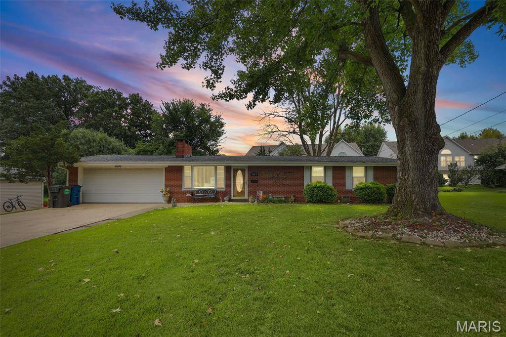 5009 Staten DR, Godfrey, IL 62035