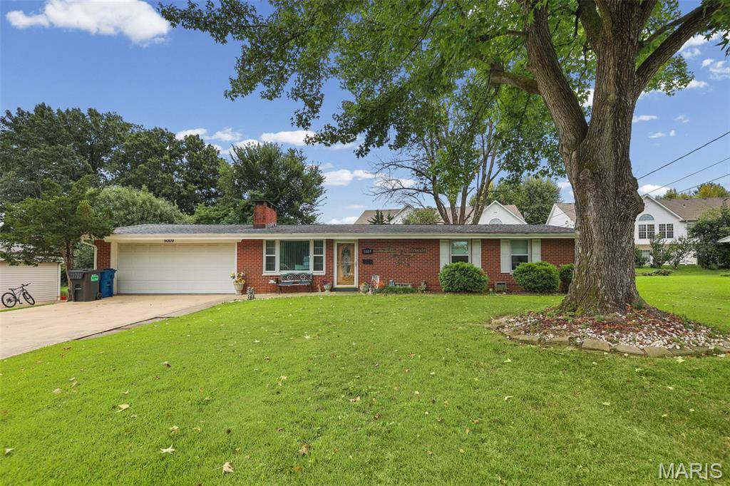5009 Staten DR, Godfrey, IL 62035