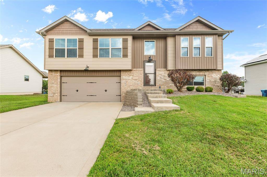 300 Olyvia DR, St Jacob, IL 62281